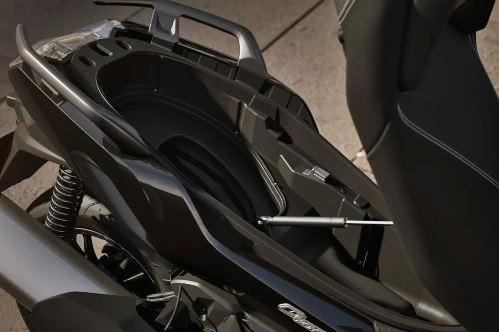 2025 BMW C 400 GT storage