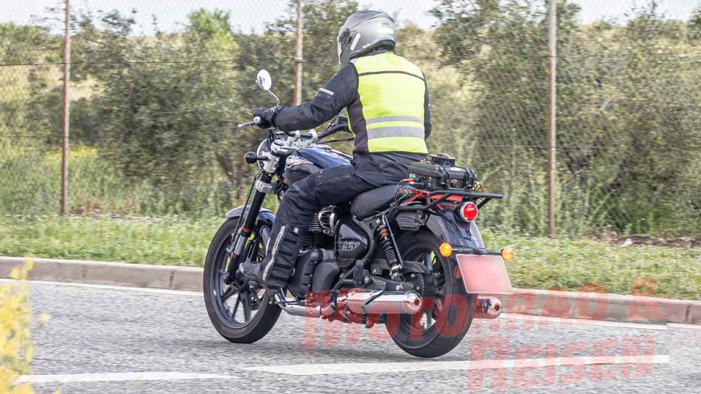 2026 Royal Enfield Super Meteor 650 Spied 3 2026 Royal Enfield Super Meteor 650 Test Mule