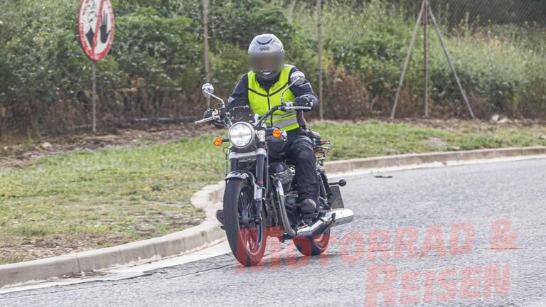 2026 Royal Enfield Super Meteor 650 Spied 2 2026 Super Meteor 650 Test Mule